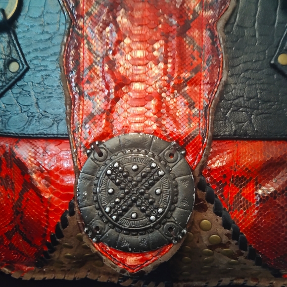 Unique, one of a kind, leather and snake skin bag by Novi Sudiono. - Picture 8 of 16